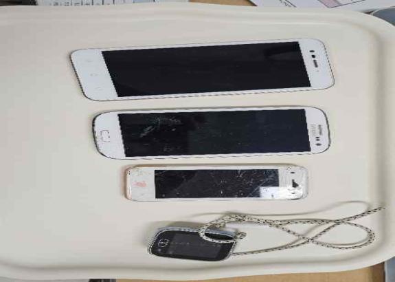 삼성휴대폰1점, 키즈폰2점, 손목시계형 키즈폰1점