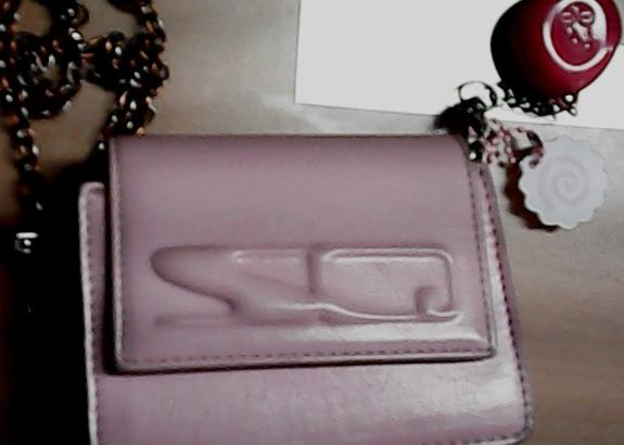 연한 분홍색 여성용 지갑